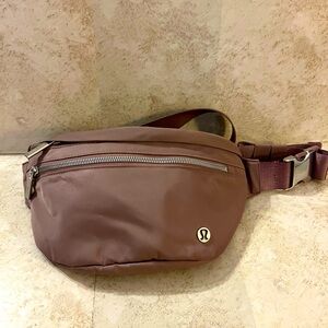lululemon athletica Crossbody Bag in Mauve